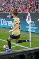 Allianz Arena, München, Deutschland – 25.04.2026: Fußball, UEFA Women’s Champions League 2025/2026, Halbfinale Hinspiel, FC Bayern München Frauen vs. FC Barcelona Frauen: Caroline Graham Hansen (FC Barcelona, Sturm) schießt aus der Ecke.