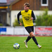 17.10.2026, Mindelheim, Bayern, Deutschland. Kreisliga Allgäu Nord: TSV Mindelheim gegen SV Oberegg. Spielort: Julius-Strohmayer-Stadion. Marc Mörstedt (TSV Mindelheim) am Ball, mit dem Ball, in einer Spielszene