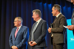 Podiumsdiskussion zur Bürgermeisterwahl in Bad Wörishofen im Kursaal. Die Bürgermeisterkandidaten Daniel Pflügl, Stefan Welzel und Paul Gruschka stellten sich den Fragen von Moderation und Publikum.