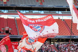 Allianz Arena, München, Deutschland – 25.04.2026: Fußball, UEFA Women’s Champions League 2025/2026, Halbfinale Hinspiel, FC Bayern München Frauen vs. FC Barcelona Frauen: Bayernfahne geht durch die Luft.