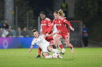 28.10.2026, Unterhaching, Bayern, Deutschland. UEFA Womens Champions League: FC Bayern Frauen gegen Real Madrid Frauen. Spielort: Sportpark Unterhaching. UWCL Ligaphase, 3. Spieltag, Saison 2026/27. Arianna Caruso (Real Madrid Frauen) im Zweikampf, im Duell, im Kampf um den Ball mit Bernadette Amani (FC Bayern Frauen) und Sophie Proost (FC Bayern Frauen)