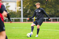 17.10.2026, Mindelheim, Bayern, Deutschland. Kreisliga Allgäu Nord: TSV Mindelheim gegen SV Oberegg. Spielort: Julius-Strohmayer-Stadion. Jonas Miller (TSV Mindelheim) am Ball, mit dem Ball, in einer Spielszene
