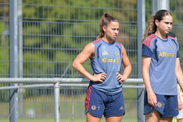 05.08.2026, München, Deutschland. Google Pixel Frauen-Bundesliga: Die FC Bayern Frauen absolvieren auf dem FC Bayern Campus eine Trainingseinheit zur Vorbereitung auf das Testspiel gegen Paris FC. Lena Oberdorf (FC Bayern Frauen)