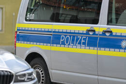 Bad Wörishofen, Deutschland – 12.05.2026: Zahlreiche Einsatzkräfte der Polizei und das SEK sind bei einem Großeinsatz an der Hauptstraße in Bad Wörishofen im Einsatz. Das Gebiet wurde großräumig abgesperrt.