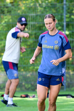 19.08.2026, München, Deutschland. Google Pixel Frauen-Bundesliga: Die FC Bayern Frauen absolvieren auf dem FC Bayern Campus eine Trainingseinheit vor dem Bundesliga-Saisonauftakt gegen den 1. FC Union Berlin. Klara Bühl (FC Bayern Frauen)