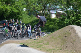 Mindelheim, Deutschland – 23.05.2026: Eröffnung der neuen BikeArea auf der Schwabenwiese in Mindelheim. Die von Schanzenwerk gestaltete und gebaute Anlage umfasst Pumptrack-, Flowline- und Jumpline-Elemente für Kinder, Jugendliche und Erwachsene.