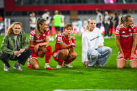 31.08.2026, München, Deutschland. Google Pixel Frauen-Bundesliga: FC Bayern München Frauen gegen 1. FSV Mainz 05 Frauen am FC Bayern Campus. Erstes Heimspiel des FC Bayern München in der Saison 2026/27. Katharina Naschenweng (FC Bayern Frauen), Momoko Tanikawa (FC Bayern Frauen), Franziska Kett (FC Bayern Frauen)