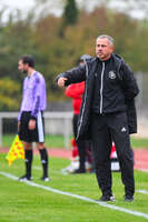17.10.2026, Mindelheim, Bayern, Deutschland. Kreisliga Allgäu Nord: TSV Mindelheim gegen SV Oberegg. Spielort: Julius-Strohmayer-Stadion. Marian Argintaru (Trainer, TSV Mindelheim) nachdenklich, ernst, fokussiert