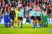 22.09.2026, Unterhaching, Deutschland. UEFA Women's Champions League, 1. Spieltag der Ligaphase: FC Bayern München Frauen gegen Manchester City. UWCL-Auftakt der FC Bayern Frauen und erstes UWCL-Pflichtspiel im neuen Zuhause Sportpark Unterhaching. Spielerinnen laufen auf das Spielfeld.