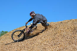 Mindelheim, Deutschland – 23.05.2026: Eröffnung der neuen BikeArea auf der Schwabenwiese in Mindelheim. Die von Schanzenwerk gestaltete und gebaute Anlage umfasst Pumptrack-, Flowline- und Jumpline-Elemente für Kinder, Jugendliche und Erwachsene.
