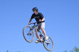 Mindelheim, Deutschland – 23.05.2026: Eröffnung der neuen BikeArea auf der Schwabenwiese in Mindelheim. Die von Schanzenwerk gestaltete und gebaute Anlage umfasst Pumptrack-, Flowline- und Jumpline-Elemente für Kinder, Jugendliche und Erwachsene.