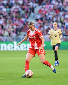 Allianz Arena, München, Deutschland – 25.04.2026: Fußball, UEFA Women’s Champions League 2025/2026, Halbfinale Hinspiel, FC Bayern München Frauen vs. FC Barcelona Frauen: Klara Bühl / Klara Buehl (FC Bayern München, Sturm) im Angriff.