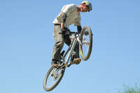 Mindelheim, Deutschland – 23.05.2026: Eröffnung der neuen BikeArea auf der Schwabenwiese in Mindelheim. Die von Schanzenwerk gestaltete und gebaute Anlage umfasst Pumptrack-, Flowline- und Jumpline-Elemente für Kinder, Jugendliche und Erwachsene.