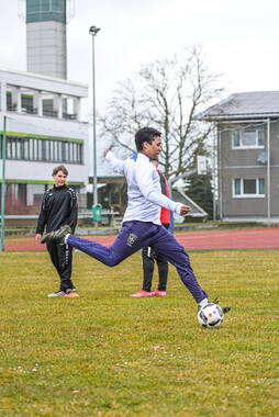 Bad Wörishofen, Deutschland – Vorbereitungstraining für das Schulderby 2026 zwischen der Wirtschaftsschule Bad Wörishofen und dem Josef-Bernhard-Gymnasium Türkheim auf dem Gelände der Wirtschaftsschule in Bad Wörishofen. Das Spiel ist für Mai 2026 geplant.