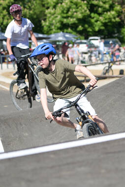 Mindelheim, Deutschland – 23.05.2026: Eröffnung der neuen BikeArea auf der Schwabenwiese in Mindelheim. Die von Schanzenwerk gestaltete und gebaute Anlage umfasst Pumptrack-, Flowline- und Jumpline-Elemente für Kinder, Jugendliche und Erwachsene.