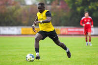 17.10.2026, Mindelheim, Bayern, Deutschland. Kreisliga Allgäu Nord: TSV Mindelheim gegen SV Oberegg. Spielort: Julius-Strohmayer-Stadion. Sulayman Drammeh (TSV Mindelheim) am Ball, mit dem Ball, in einer Spielszene