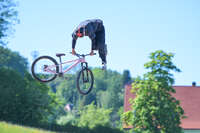 Mindelheim, Deutschland – 23.05.2026: Eröffnung der neuen BikeArea auf der Schwabenwiese in Mindelheim. Die von Schanzenwerk gestaltete und gebaute Anlage umfasst Pumptrack-, Flowline- und Jumpline-Elemente für Kinder, Jugendliche und Erwachsene.