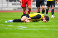 17.10.2026, Mindelheim, Bayern, Deutschland. Kreisliga Allgäu Nord: TSV Mindelheim gegen SV Oberegg. Spielort: Julius-Strohmayer-Stadion. Quirin Mack (TSV Mindelheim) verletzt, mit Schmerzen, bei der Behandlung
