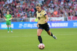 Allianz Arena, München, Deutschland – 25.04.2026: Fußball, UEFA Women’s Champions League 2025/2026, Halbfinale Hinspiel, FC Bayern München Frauen vs. FC Barcelona Frauen: María León / Maria Leon (FC Barcelona, Abwehr) am Bahl