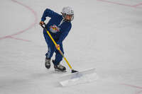 09.10.2026, München, Deutschland. PENNY DEL, Deutsche Eishockey Liga, Saison 2026/27, 7. Spieltag: EHC Red Bull München gegen ERC Ingolstadt im SAP Garden in München. Helfer