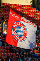 22.09.2026, Unterhaching, Deutschland. UEFA Women's Champions League, 1. Spieltag der Ligaphase: FC Bayern München Frauen gegen Manchester City. UWCL-Auftakt der FC Bayern Frauen und erstes UWCL-Pflichtspiel im neuen Zuhause Sportpark Unterhaching. Fans mit Fahne