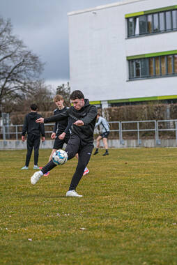 Bad Wörishofen, Deutschland – Vorbereitungstraining für das Schulderby 2026 zwischen der Wirtschaftsschule Bad Wörishofen und dem Josef-Bernhard-Gymnasium Türkheim auf dem Gelände der Wirtschaftsschule in Bad Wörishofen. Das Spiel ist für Mai 2026 geplant.