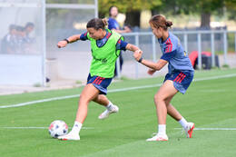 19.08.2026, München, Deutschland. Google Pixel Frauen-Bundesliga: Die FC Bayern Frauen absolvieren auf dem FC Bayern Campus eine Trainingseinheit vor dem Bundesliga-Saisonauftakt gegen den 1. FC Union Berlin. Arianna Caruso (FC Bayern Frauen), Momoko Tanikawa (FC Bayern Frauen)
