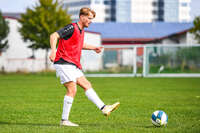 03.10.2026, Mindelheim, Deutschland. Kreisliga Allgäu Nord: TSV Mindelheim gegen (SG) Sontheim/Westerheim. Spielort: Julius-Strohmayer Stadion. Marc Mörstedt (TSV Mindelheim) beim Pass, beim Zuspiel, bei der Ballabgabe