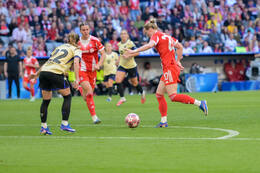 Allianz Arena, München, Deutschland – 25.04.2026: Fußball, UEFA Women’s Champions League 2025/2026, Halbfinale Hinspiel, FC Bayern München Frauen vs. FC Barcelona Frauen: Franziska Kett (FC Bayern München, Abwehr) am Ball.
