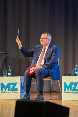 Podiumsdiskussion zur Bürgermeisterwahl in Bad Wörishofen im Kursaal. Die Bürgermeisterkandidaten Daniel Pflügl, Stefan Welzel und Paul Gruschka stellten sich den Fragen von Moderation und Publikum.