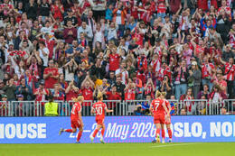 Allianz Arena, München, Deutschland – 25.04.2026: Fußball, UEFA Women’s Champions League 2025/2026, Halbfinale Hinspiel, FC Bayern München Frauen vs. FC Barcelona Frauen: Bayern Fans jubeln mit Pernille Harder (FC Bayern München, Sturm), Linda Dallmann (FC Bayern München, Mittelfeld), Giulia Gwinn (FC Bayern München, Abwehr) nach dem Ausgleich 1:1