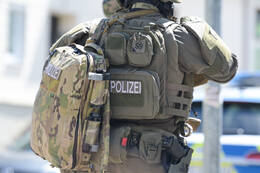 Bad Wörishofen, Deutschland – 12.05.2026: Zahlreiche Einsatzkräfte der Polizei und das SEK sind bei einem Großeinsatz an der Hauptstraße in Bad Wörishofen im Einsatz. Das Gebiet wurde großräumig abgesperrt.