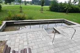 31.07.2026 – Bad Wörishofen, Bayern (Deutschland): Wassertretanlage an der Hartenthaler Straße nahe dem Kurhotel Tanneck.