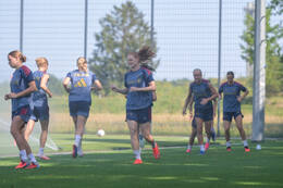 05.08.2026, München, Deutschland. Google Pixel Frauen-Bundesliga: Die FC Bayern Frauen absolvieren auf dem FC Bayern Campus eine Trainingseinheit zur Vorbereitung auf das Testspiel gegen Paris FC. Stine Ballisager (FC Bayern Frauen)