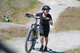 Mindelheim, Deutschland – 23.05.2026: Eröffnung der neuen BikeArea auf der Schwabenwiese in Mindelheim. Die von Schanzenwerk gestaltete und gebaute Anlage umfasst Pumptrack-, Flowline- und Jumpline-Elemente für Kinder, Jugendliche und Erwachsene.