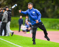 11.10.2026, Bad Wörishofen, Bayern, Deutschland. U19 (A-Jun.) Kreisklasse Allgäu – Nord: FC Bad Wörishofen U19 gegen JFG Wertachtal U19. Spielort: Stadion Unteres Hart. Saison 2026/2027. Bahtiar Koktas (Trainer, FC Bad Wörishofen) wirft eine Flasche