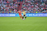Allianz Arena, München, Deutschland – 25.04.2026: Fußball, UEFA Women’s Champions League 2025/2026, Halbfinale Hinspiel, FC Bayern München Frauen vs. FC Barcelona Frauen: Klara Bühl / Klara Buehl (FC Bayern München, Sturm) will an den Ball von Ona Batlle (FC Barcelona, Abwehr)