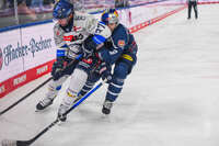 09.10.2026, München, Deutschland. PENNY DEL, Deutsche Eishockey Liga, Saison 2026/27, 7. Spieltag: EHC Red Bull München gegen ERC Ingolstadt im SAP Garden in München. Tobias Rieder (EHC Red Bull München) mit Riley Barber (ERC Ingolstadt) im Zweikampf, im Duell, im Kampf um den Puck