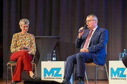 Podiumsdiskussion zur Bürgermeisterwahl in Bad Wörishofen im Kursaal. Die Bürgermeisterkandidaten Daniel Pflügl, Stefan Welzel und Paul Gruschka stellten sich den Fragen von Moderation und Publikum.