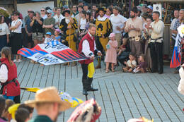 27.06.2026, Mindelheim: Am zweiten Tag des Frundsbergfests 2026 verwandelt sich die Mindelheimer Altstadt erneut in eine mittelalterliche Kulisse. Tausende Mitwirkende in historischen Gewändern prägen das traditionsreiche Fest, das zu den größten historischen Stadtfesten Deutschlands zählt.