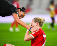 19.10.2026, München, Bayern, Deutschland. Google Pixel Frauen-Bundesliga: FC Bayern Frauen gegen VfB Stuttgart Frauen. Spielort: FC Bayern Campus-Stadion. Franziska Kett (FC Bayern Frauen) verletzt, mit Schmerzen, bei der Behandlung