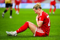 19.10.2026, München, Bayern, Deutschland. Google Pixel Frauen-Bundesliga: FC Bayern Frauen gegen VfB Stuttgart Frauen. Spielort: FC Bayern Campus-Stadion. Franziska Kett (FC Bayern Frauen) verletzt, mit Schmerzen, bei der Behandlung