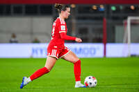 19.10.2026, München, Bayern, Deutschland. Google Pixel Frauen-Bundesliga: FC Bayern Frauen gegen VfB Stuttgart Frauen. Spielort: FC Bayern Campus-Stadion. Sarah Mattner (FC Bayern Frauen) am Ball, mit dem Ball, in einer Spielszene