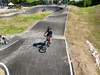 Mindelheim, Deutschland – 23.05.2026: Eröffnung der neuen BikeArea auf der Schwabenwiese in Mindelheim. Die von Schanzenwerk gestaltete und gebaute Anlage umfasst Pumptrack-, Flowline- und Jumpline-Elemente für Kinder, Jugendliche und Erwachsene.