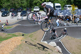 Mindelheim, Deutschland – 23.05.2026: Eröffnung der neuen BikeArea auf der Schwabenwiese in Mindelheim. Die von Schanzenwerk gestaltete und gebaute Anlage umfasst Pumptrack-, Flowline- und Jumpline-Elemente für Kinder, Jugendliche und Erwachsene.