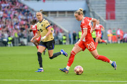 Allianz Arena, München, Deutschland – 25.04.2026: Fußball, UEFA Women’s Champions League 2025/2026, Halbfinale Hinspiel, FC Bayern München Frauen vs. FC Barcelona Frauen: Franziska Kett (FC Bayern München, Abwehr) am Ball.