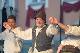 27.06.2026, Mindelheim: Am zweiten Tag des Frundsbergfests 2026 verwandelt sich die Mindelheimer Altstadt erneut in eine mittelalterliche Kulisse. Tausende Mitwirkende in historischen Gewändern prägen das traditionsreiche Fest, das zu den größten historischen Stadtfesten Deutschlands zählt.