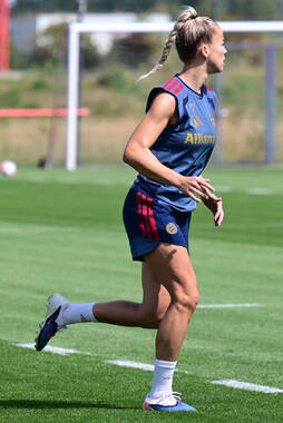 19.08.2026, München, Deutschland. Google Pixel Frauen-Bundesliga: Die FC Bayern Frauen absolvieren auf dem FC Bayern Campus eine Trainingseinheit vor dem Bundesliga-Saisonauftakt gegen den 1. FC Union Berlin. Giulia Gwinn (FC Bayern Frauen)