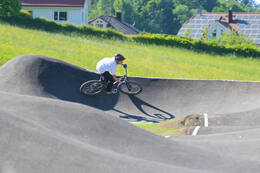 Mindelheim, Deutschland – 23.05.2026: Eröffnung der neuen BikeArea auf der Schwabenwiese in Mindelheim. Die von Schanzenwerk gestaltete und gebaute Anlage umfasst Pumptrack-, Flowline- und Jumpline-Elemente für Kinder, Jugendliche und Erwachsene.