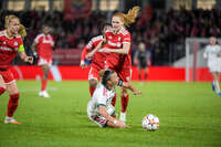 28.10.2026, Unterhaching, Bayern, Deutschland. UEFA Womens Champions League: FC Bayern Frauen gegen Real Madrid Frauen. Spielort: Sportpark Unterhaching. UWCL Ligaphase, 3. Spieltag, Saison 2026/27. Arianna Caruso (Real Madrid Frauen) verletzt, mit Schmerzen, bei der Behandlung